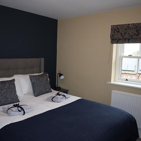 Canal View Cottage With Log Fire & Parking Blisworth Exteriér fotografie
