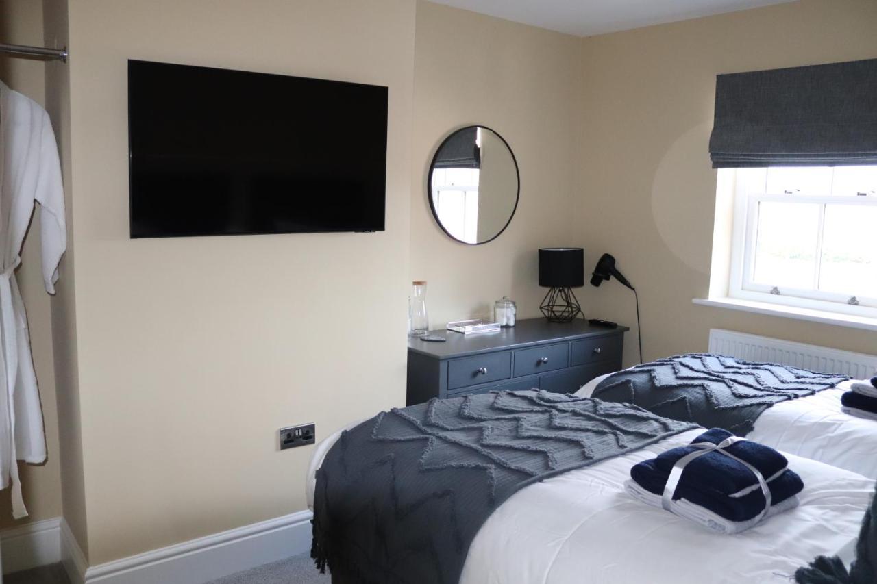Canal View Cottage With Log Fire & Parking Blisworth Exteriér fotografie