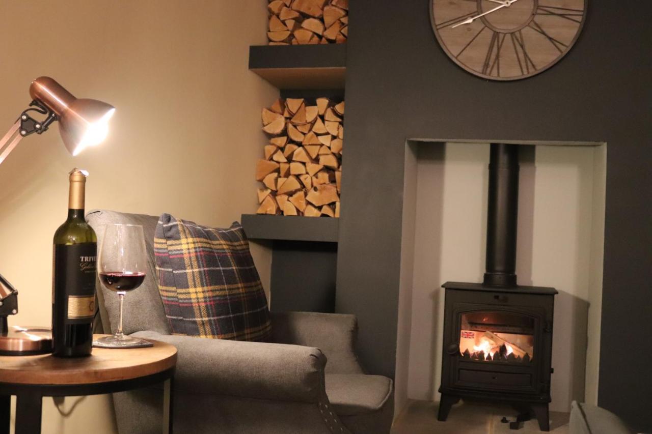 Canal View Cottage With Log Fire & Parking Blisworth Exteriér fotografie