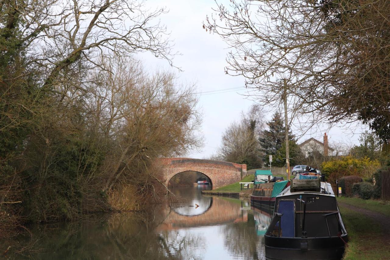 Canal View Cottage With Log Fire & Parking Blisworth Exteriér fotografie
