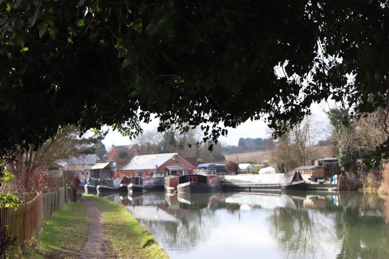 Canal View Cottage With Log Fire & Parking Blisworth Exteriér fotografie