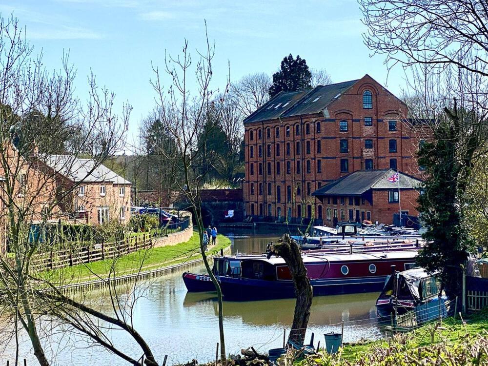 Canal View Cottage With Log Fire & Parking Blisworth Exteriér fotografie